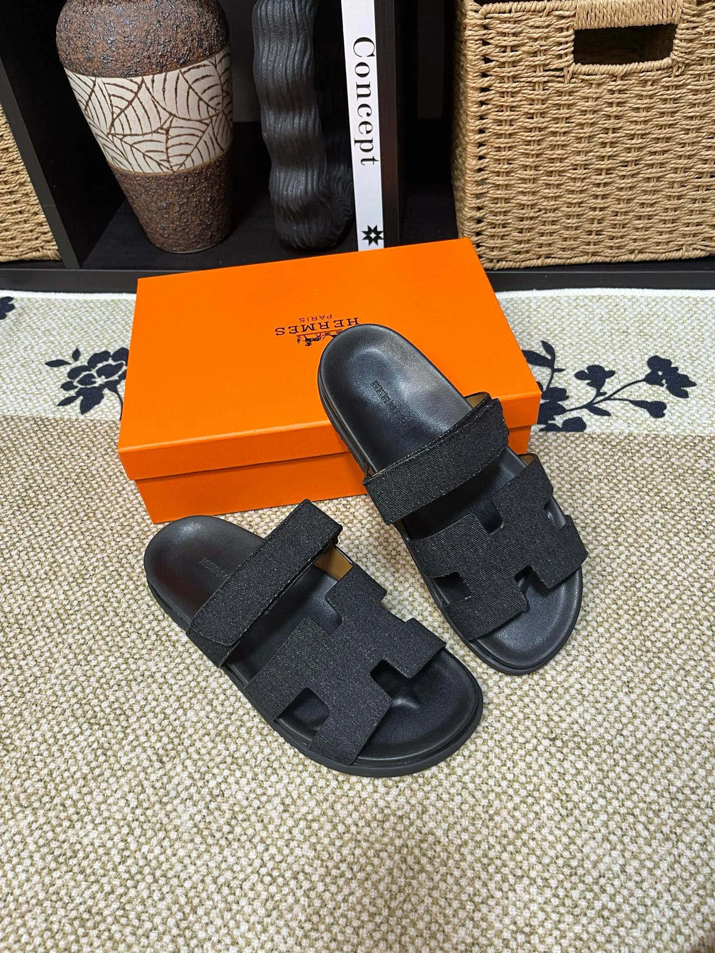 P300 Long-term stock Hermes men’s Kazimir slippers for couples - top quality woven calfskin functional sandals with intertwined uppers inspired by the “H” iconic pattern to create a casual look, perfect for summer. Imported cowhide + cowhide lining + TUP outsole Size: 35-46